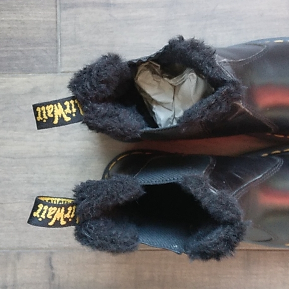 DR. MARTENS AIRWAIR BLACK LEATHER SHEARLING TRIM BOOTS WOMANS 10/42 - Picture 4 of 10